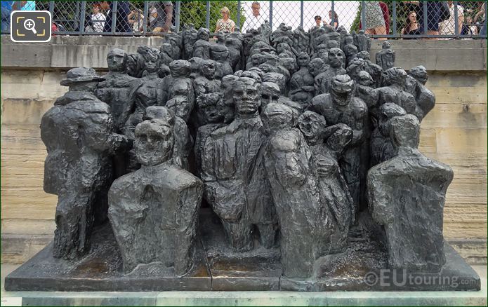 La Foule bronze statue by Raymond Mason