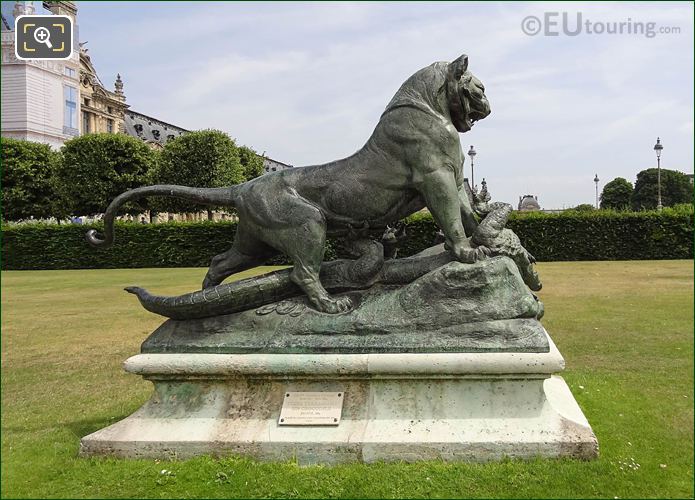 Tigre Terrassant un Crocodile statue in Jardin des Tuileries