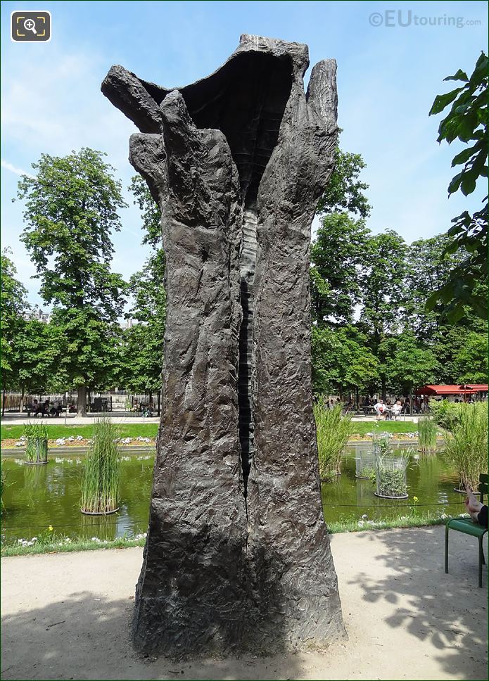 Manus Ultimus sculpture by Magdalena Abakanowicz