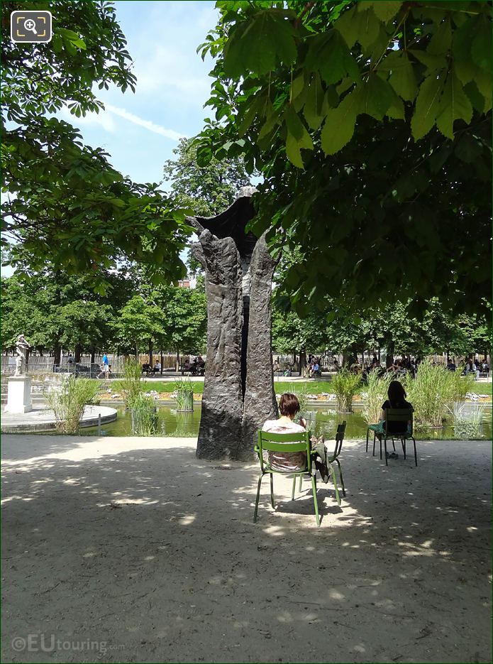 Manus Ultimus sculpture next to pond Jardin des Tuileries