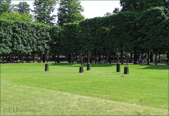 L'Echiquier, Grand sculptures on pedestals