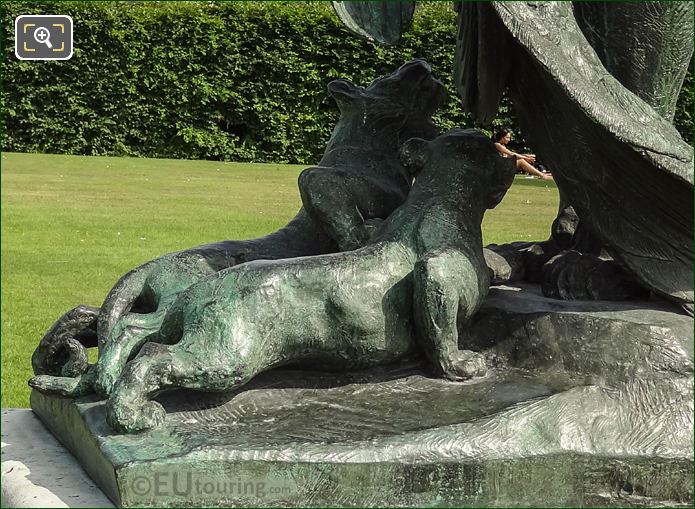Tigress cubs sculptures of Tigresse Portant un Paon a ses Petits statue group