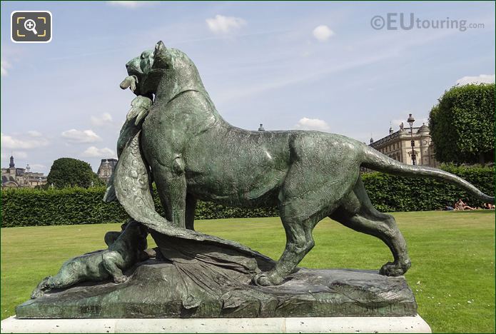 Tigresse Portant un Paon a ses Petits statue group by sculptor Auguste Cain