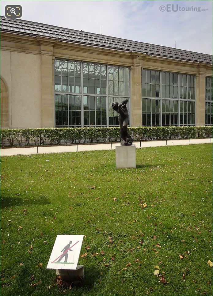 Meditation Avec Bras statue in Terrasse de l'Orangerie