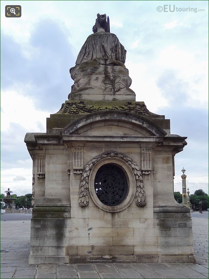 Back of the Lille statue on its Guardhouse