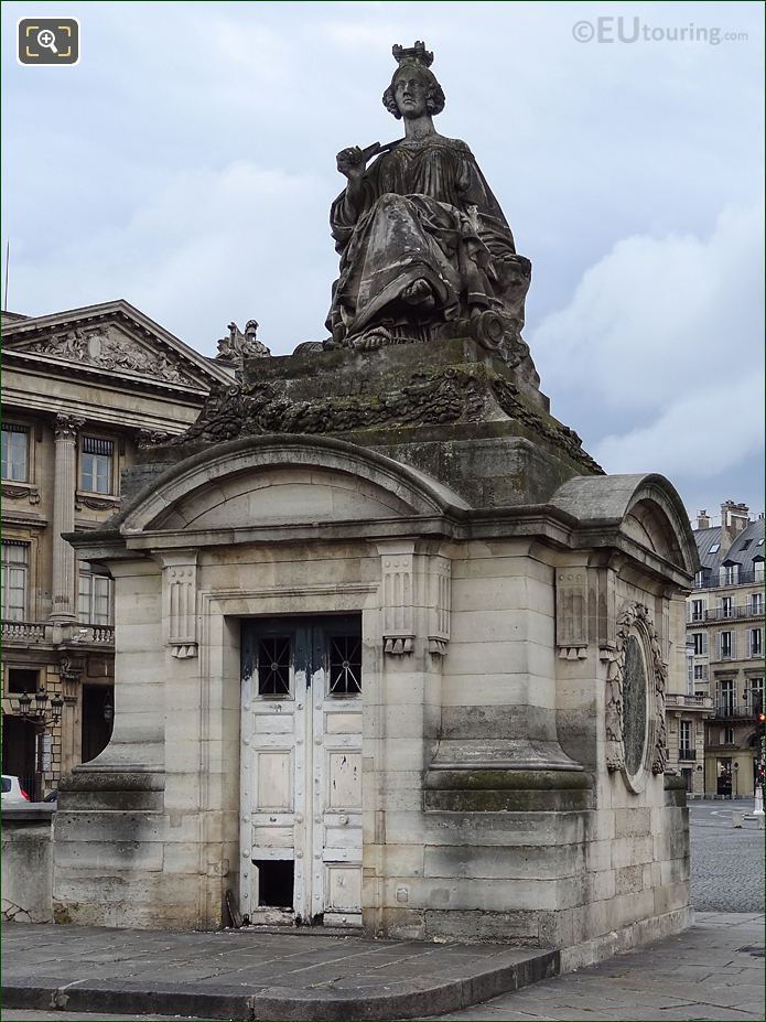 Lille statue on its pavilion guardhouse