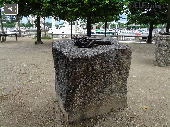 Terrasse du Jeu de Paume with The Welcoming Hands