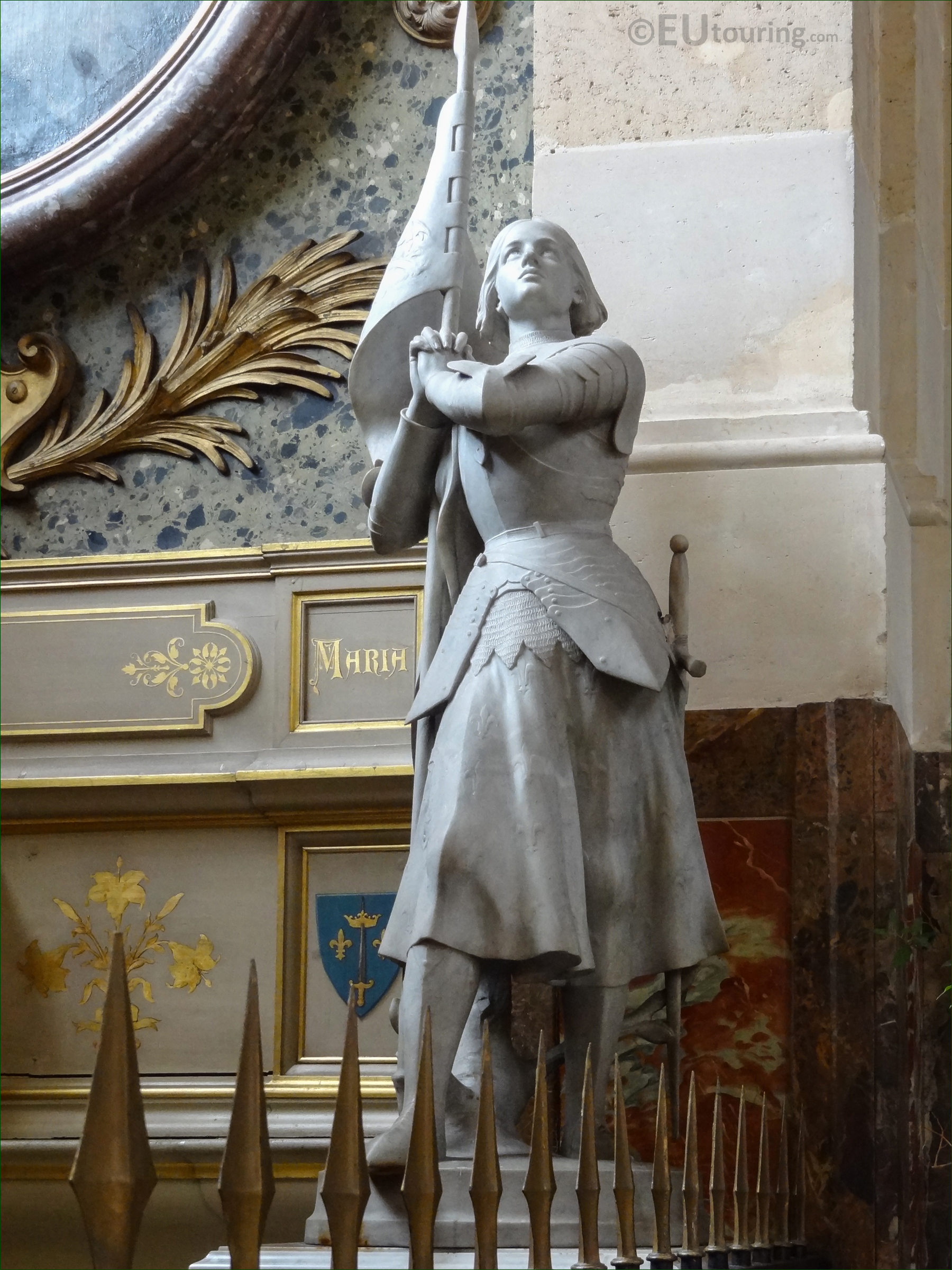 File:Statue de Jeanne d'Arc à l'extérieur de l'église Saint-Pierre