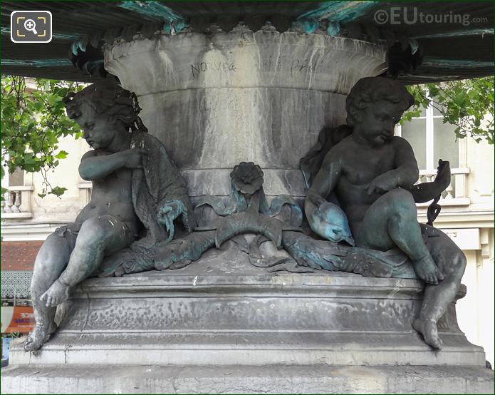 Two bronze Ronde d'Enfants statues on Nymphe Marine Fountain