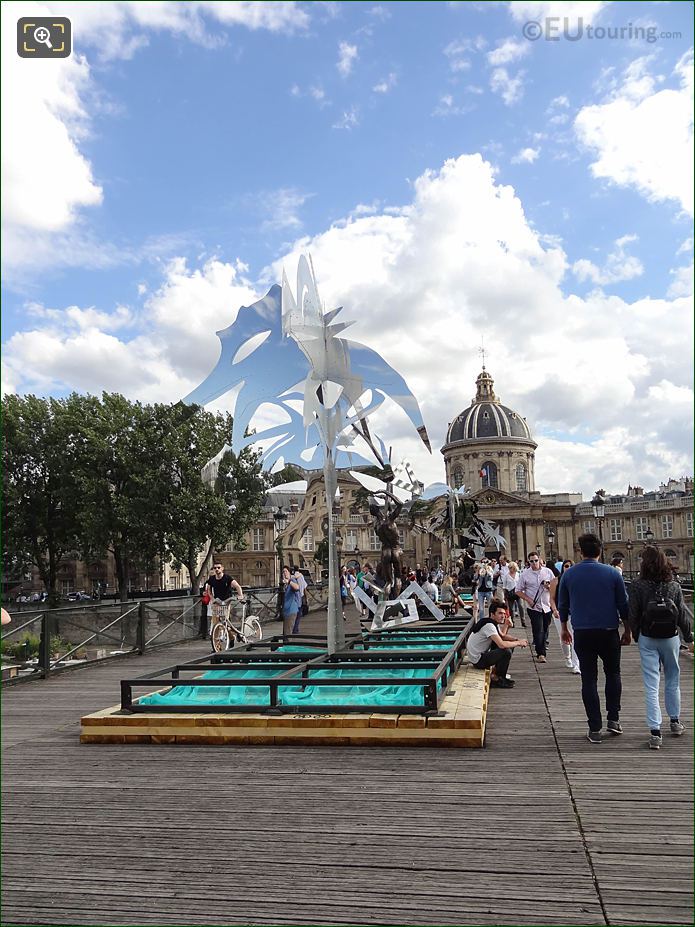 Arbre IV mirror sculpture with Institut de France behind