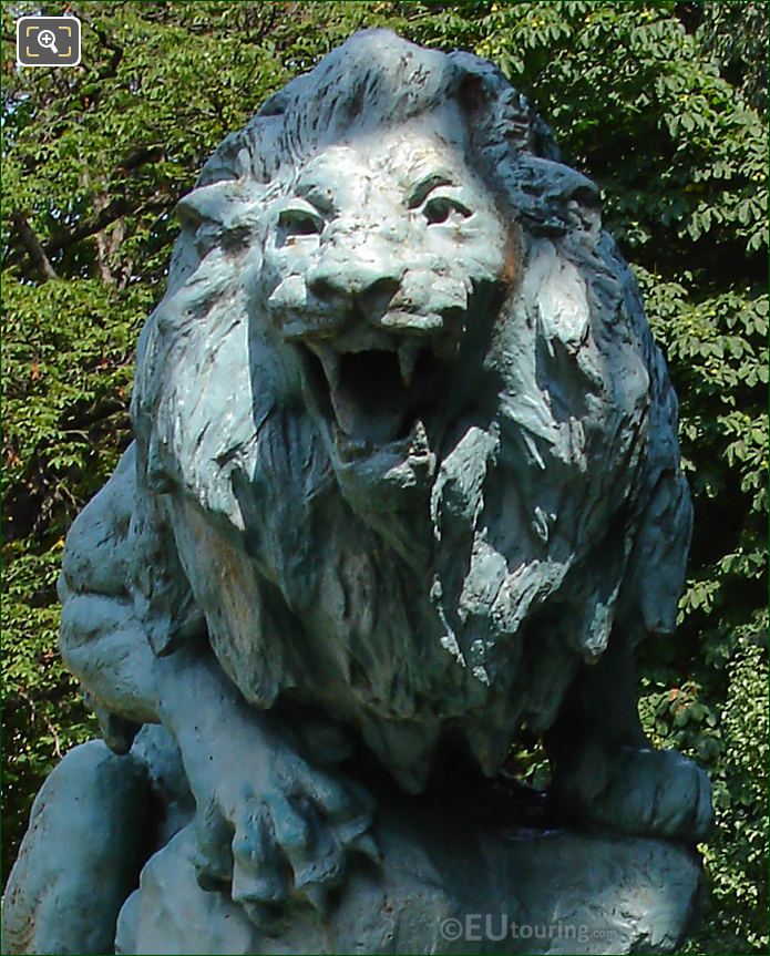 Lions head of Drame au Desert statue