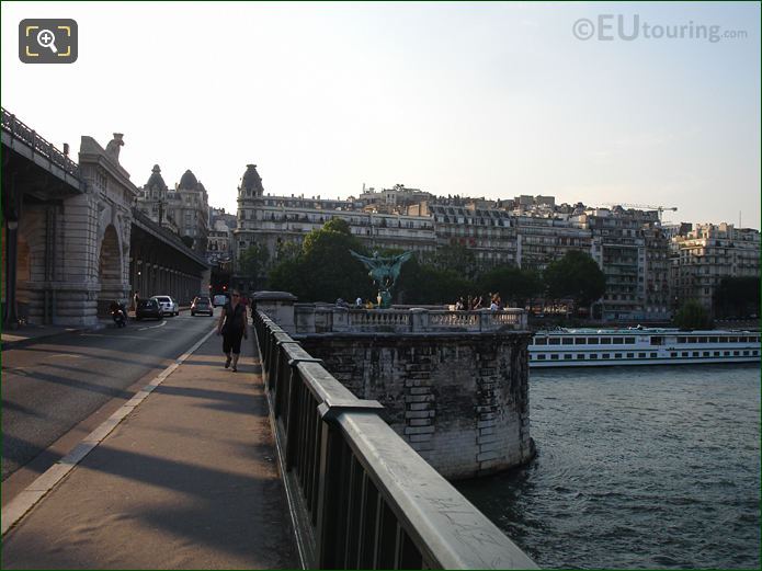 Pont de Bir-Hakeim path to Monument de la France Renaissante