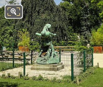 Denicheur d'Oursons statue in Jardin des Plantes