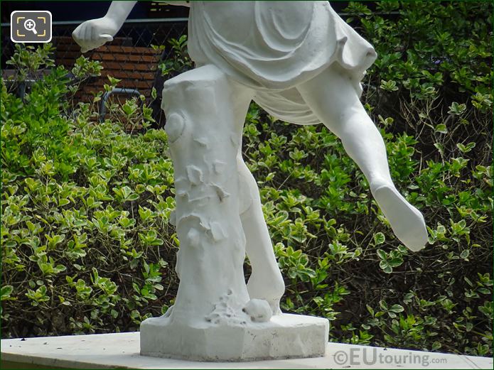 Sculpted tree stump on Atalante statue