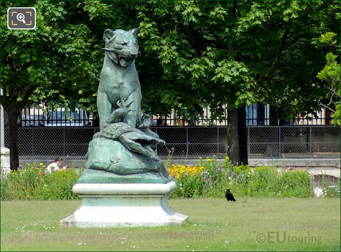 Front view of Tigre Terrassant un Crocodile statue