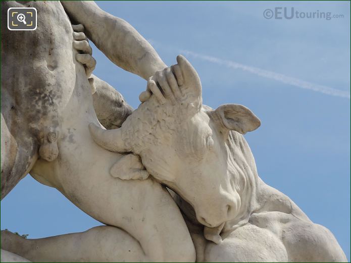 Minotaur head on Thesee Combattant le Minotaure statue