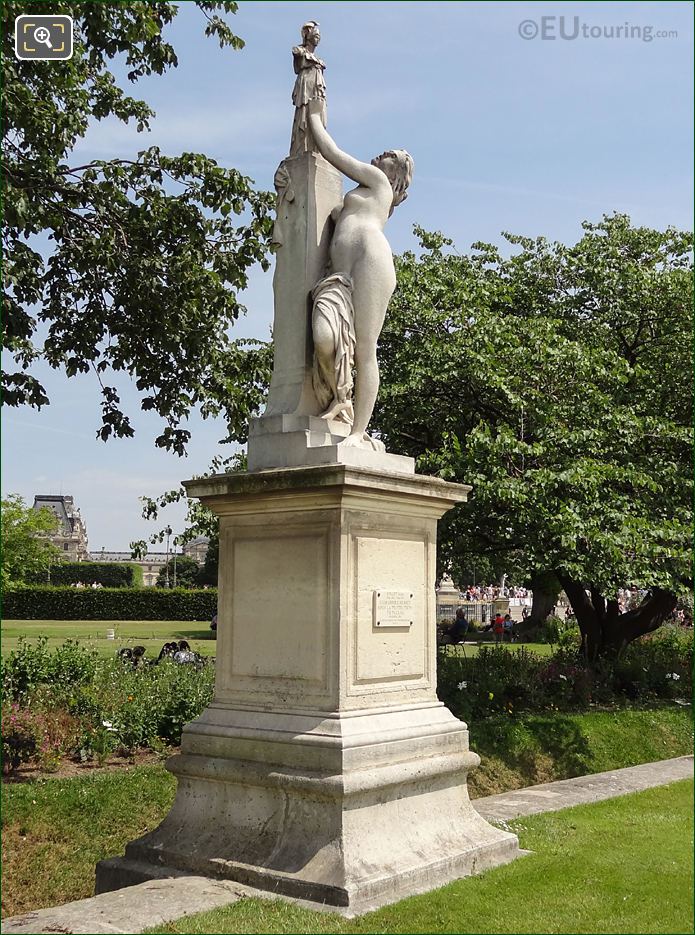 Front and right side of Cassandre se met sous la protection de Pallas statue
