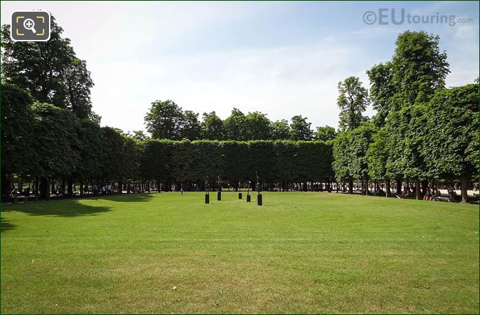 L'Echiquier, Grand statues in Grand Couvert area