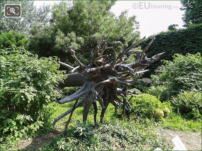 Jardin Tuileries L'Arbre des Voyelles Arte Povera sculpture