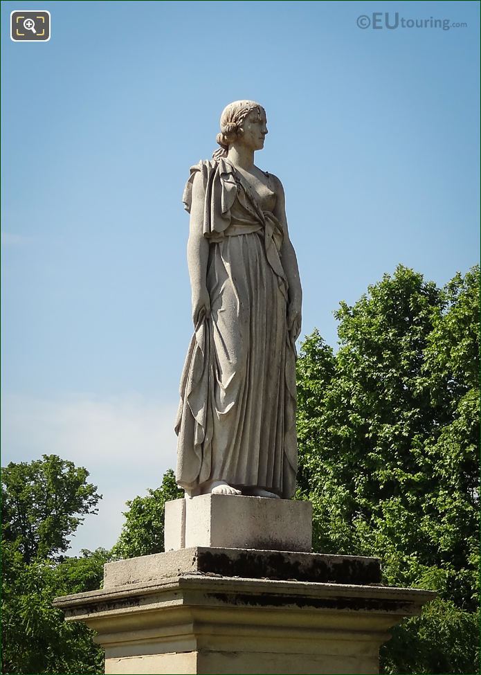 La Messagere statue by Gabriel Forestier
