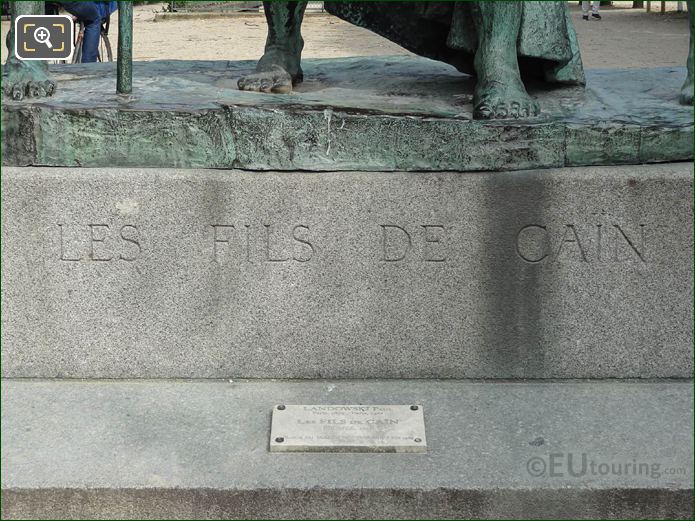 Les Fils de Cain inscription on base