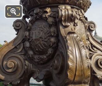 Photos of ornate lamp posts on the Pont Alexandre III - Page 564