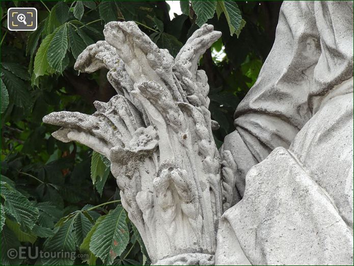 Spelt wheat being held by Ceres statue