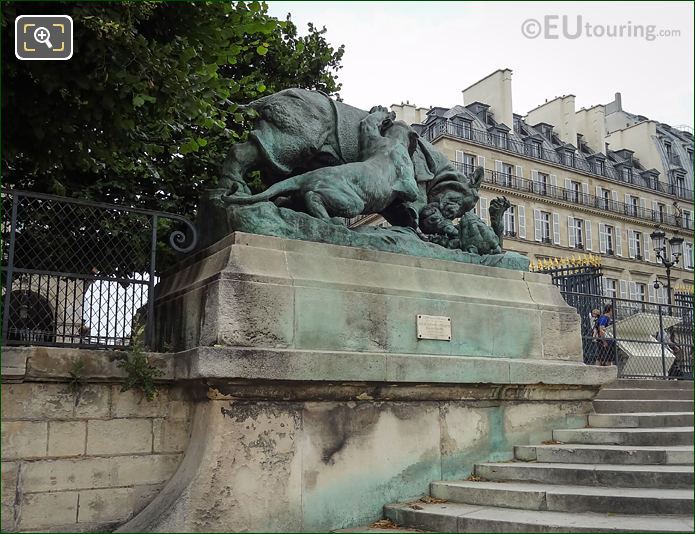 Rhinoceros Attaque par un Tigre statue along Terrasse des Feuillants