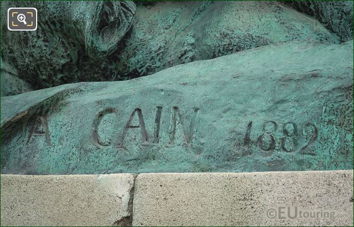 A Cain inscription on Rhinoceros Attaque par un Tigre statue