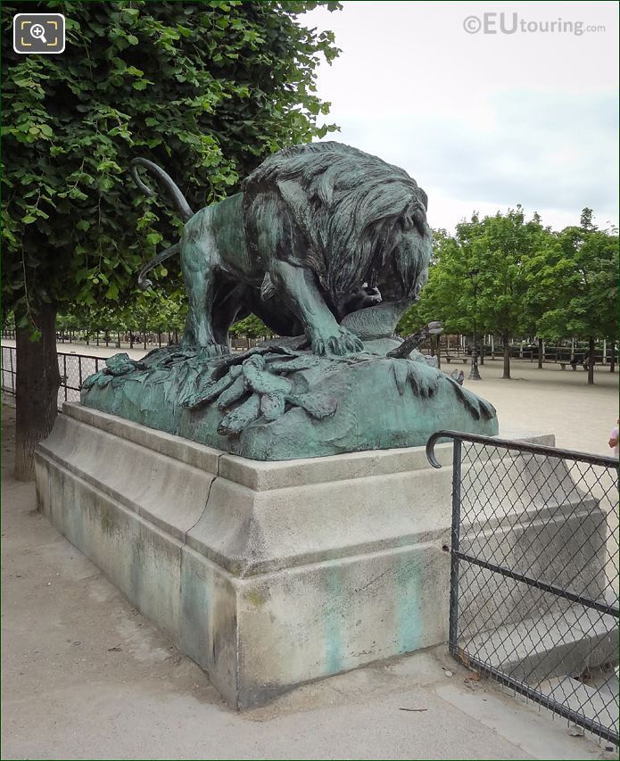 Lion et Lionne se Disputant un Sanglier statue in Jardin des Tuileries