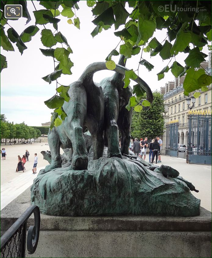 Rear of the Lion et Lionne se Disputant un Sanglier statue