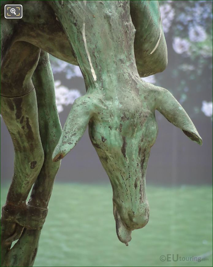 Bronze deers head on Retour de Chasse statue