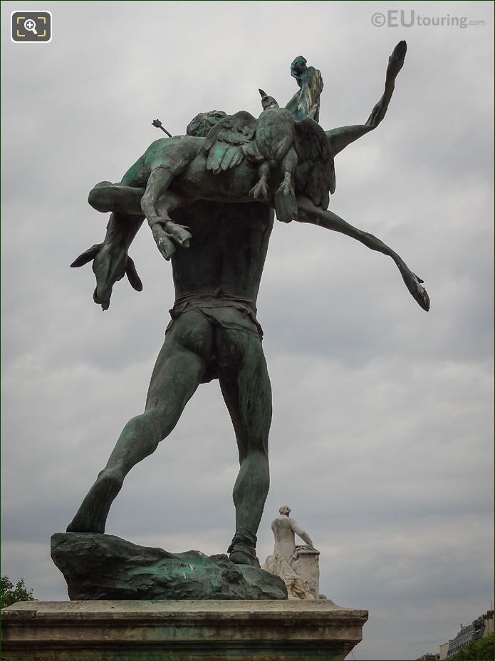 Bronze deer on the Retour de Chasse statue