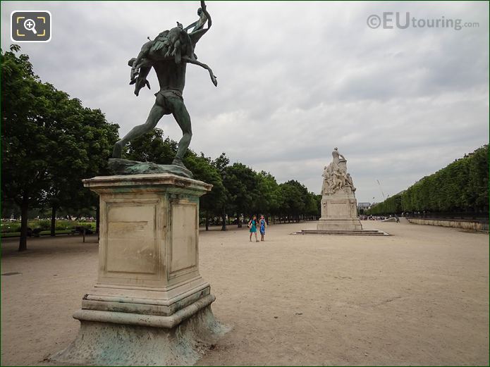 Retour de Chasse on Esplanade des Feuillants