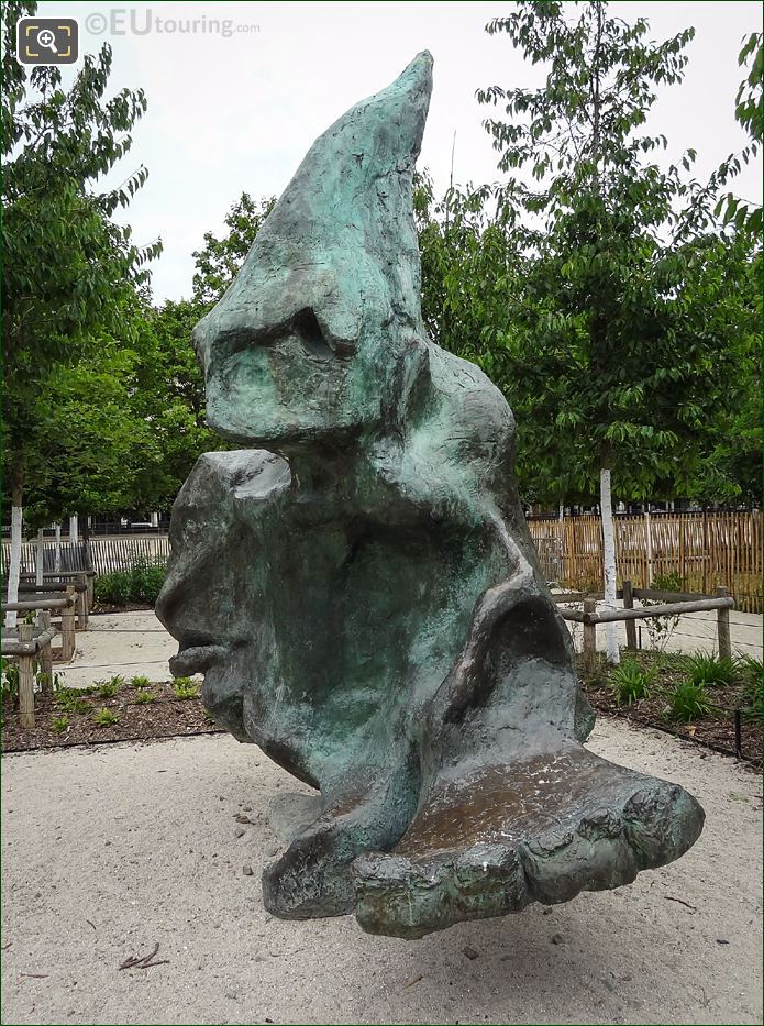 L'Ami de Personne statue by Erik Dietman