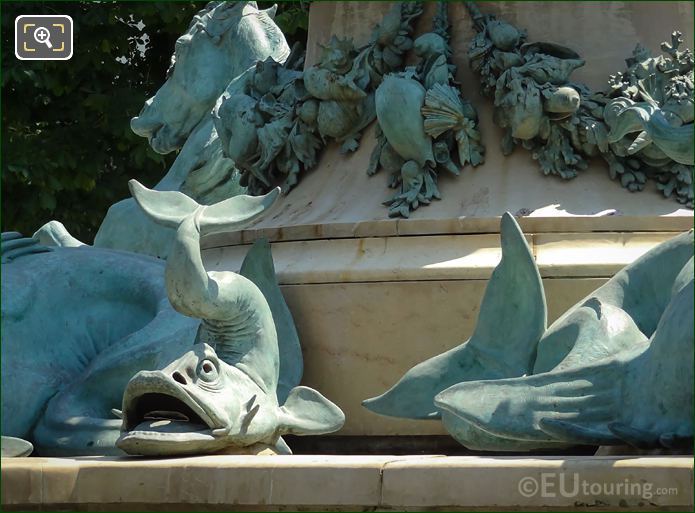 Fontaine de l'Observatoire dolphin statue