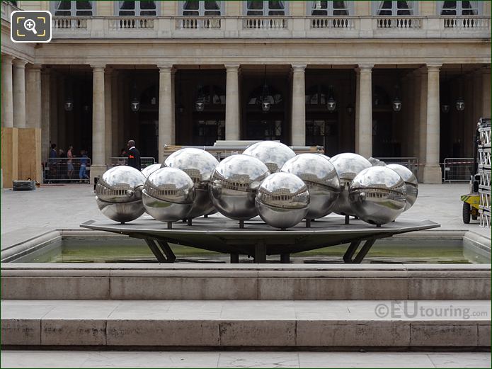 La Fontaine des Spheres sculpture, Palais Royal, Paris