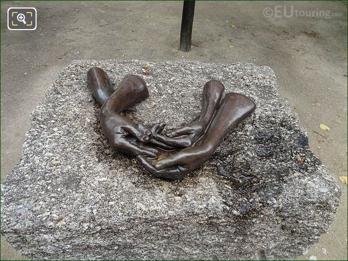 Jardin des Tuileries, The Welcoming Hands sculpture group