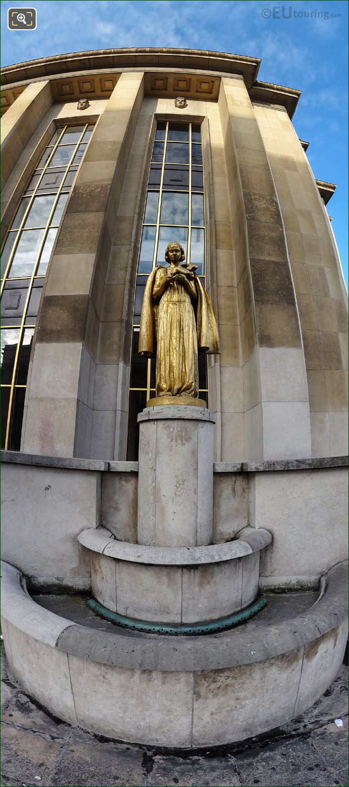 Panoramic of Les Oiseaux statue next to the Palais Chaillot