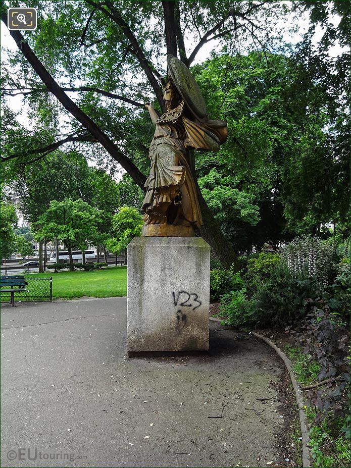 Place Varsovie statue La Danse Triomphale a Pallas Athene