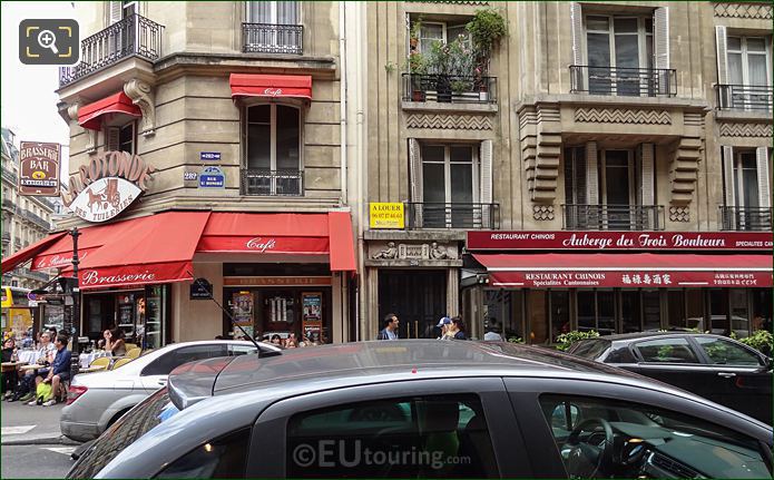 Facade of 280 Rue Saint Honore building in Paris