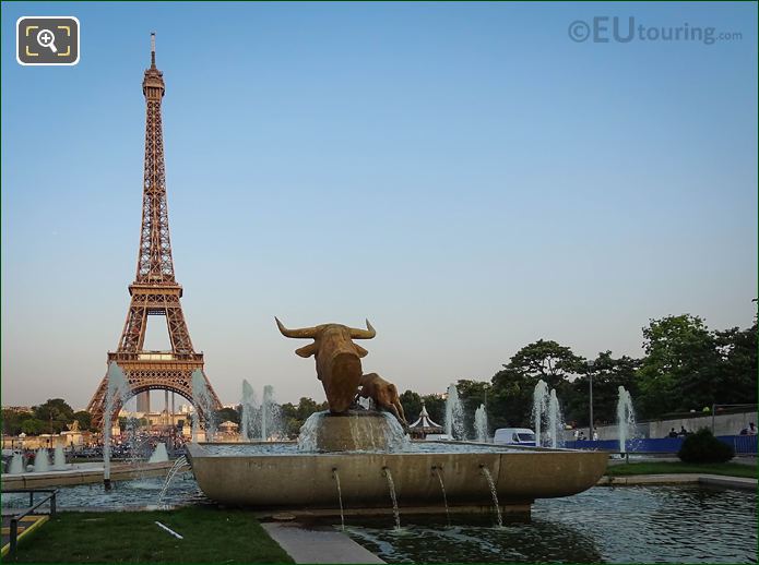 Bronze Taureau et Daim statue in Jardins du Trocadero