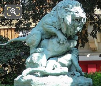 Drame au Desert statue in Square Cambronne