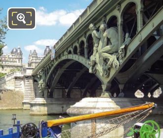 Boatmen statue on Pont de Bir-Hakeim south side