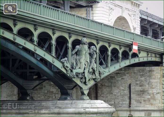 Pont de Bir-Hakeim north pier with Boatmen statue group