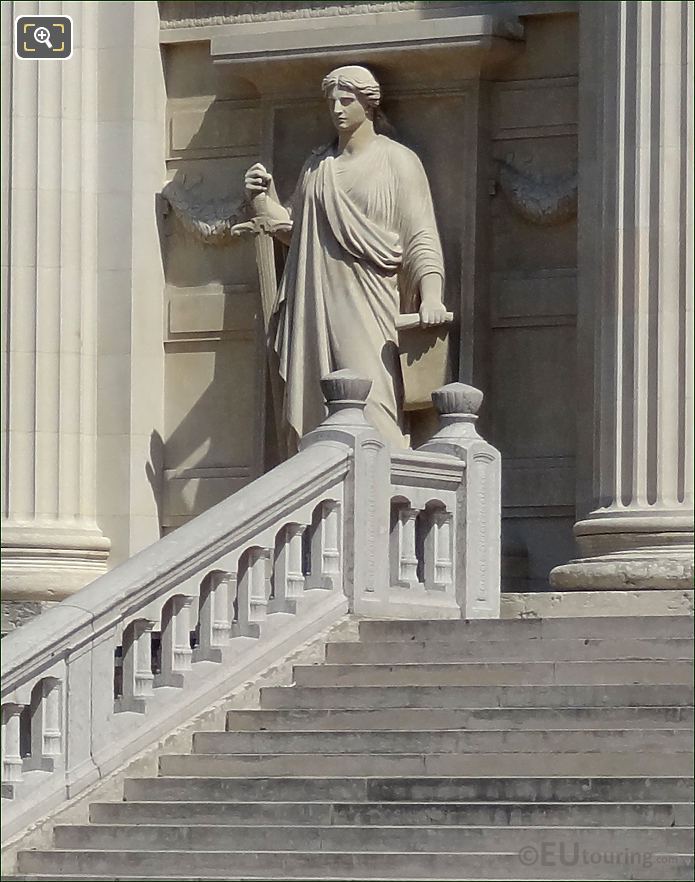 Palais de Justice and Le Chatiment statue