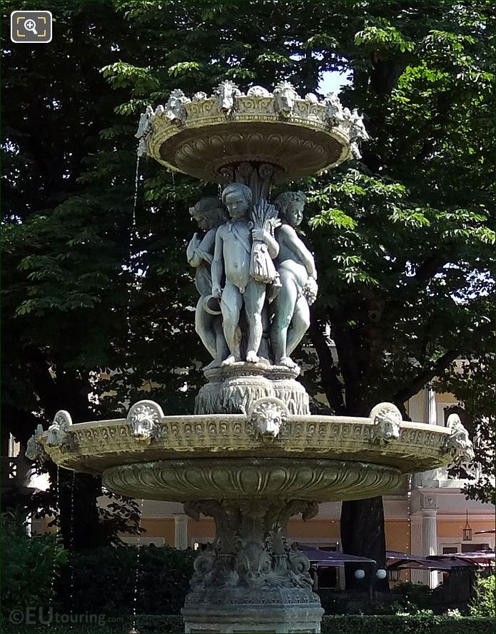 Cherub statues on the Fontaine du Cirque