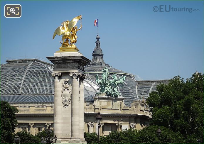 Renommee des Sciences statue and the north west column