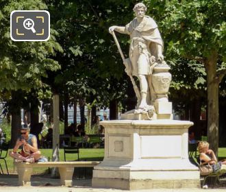 Hannibal statue along Grand Allee in Jardin des Tuileries