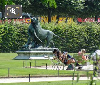 Tigresse Portant un Paon a ses Petits statue group inside Jardin des Tuileries